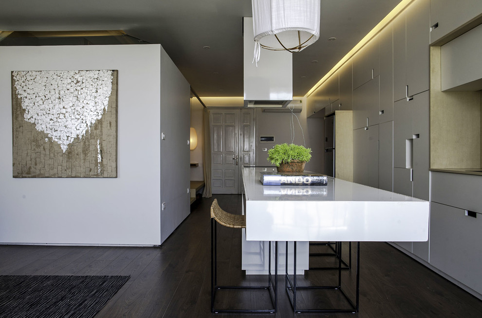 Esempio di una piccola sala da pranzo aperta verso la cucina minimal con pareti bianche e pavimento in compensato
