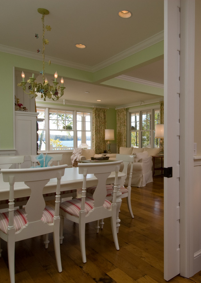 На фото: кухня-столовая среднего размера в морском стиле с зелеными стенами, паркетным полом среднего тона, коричневым полом и панелями на стенах с