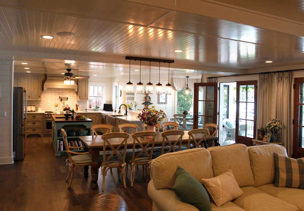 Aménagement d'une salle à manger ouverte sur le salon campagne avec un mur blanc, parquet foncé, un sol marron, un plafond en lambris de bois et du lambris de bois.
