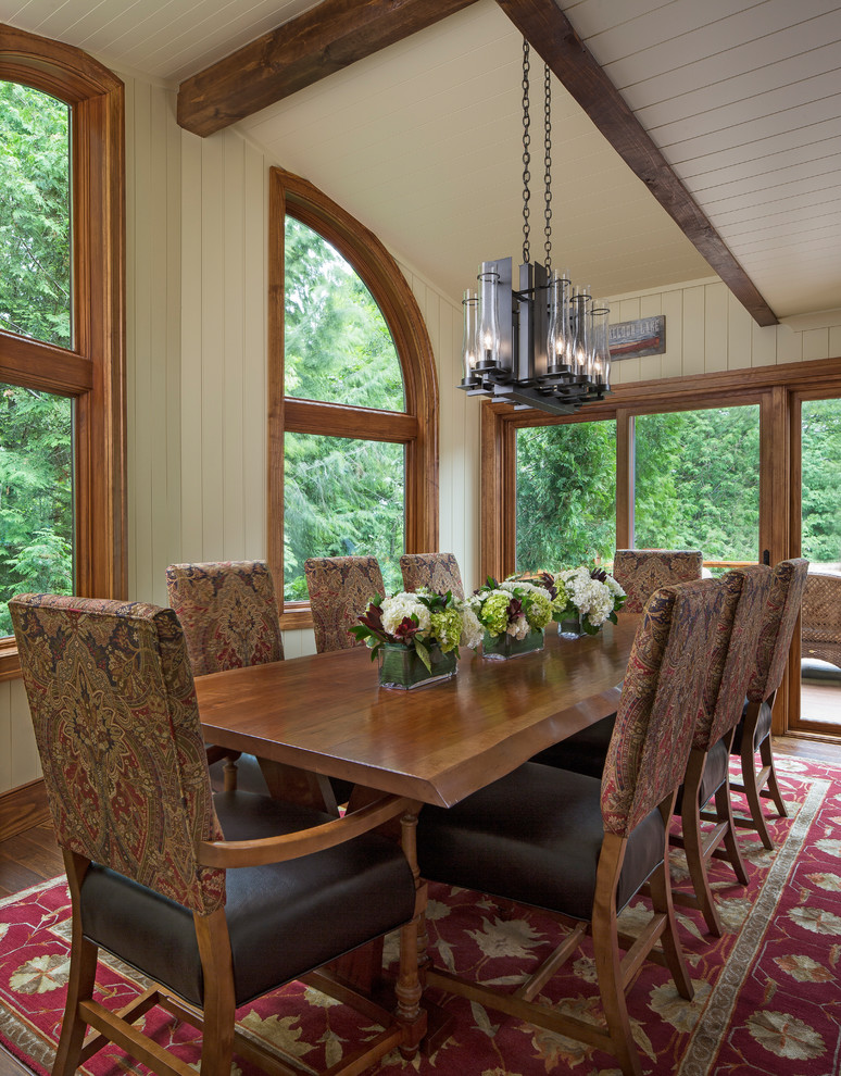 Foto di una sala da pranzo stile rurale con pareti beige, pavimento in legno massello medio e pavimento marrone