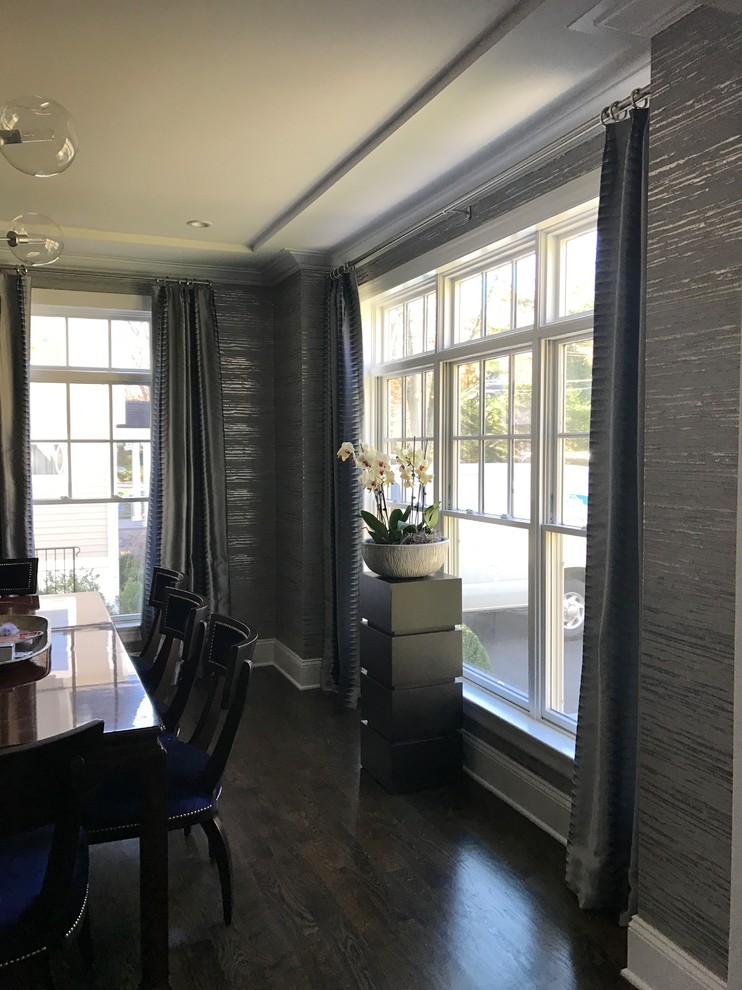 Idée de décoration pour une salle à manger ouverte sur le salon tradition de taille moyenne avec un mur gris, parquet foncé, aucune cheminée et un sol marron.