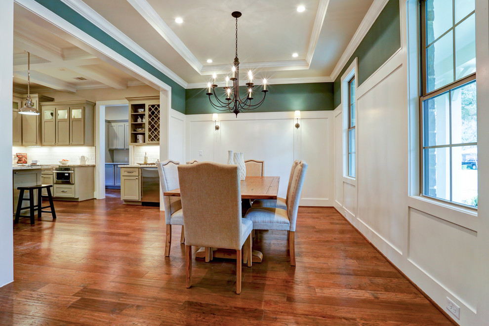 Esempio di una grande sala da pranzo stile americano chiusa con pareti blu e pavimento in legno massello medio