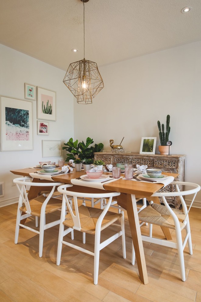 Cette photo montre une petite salle à manger ouverte sur le salon scandinave avec un mur blanc et un sol en carrelage de porcelaine.