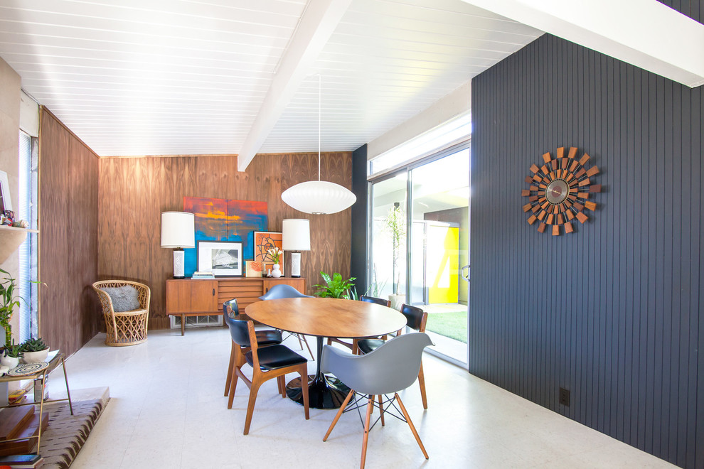 Idées déco pour une salle à manger rétro fermée et de taille moyenne avec un mur gris et éclairage.