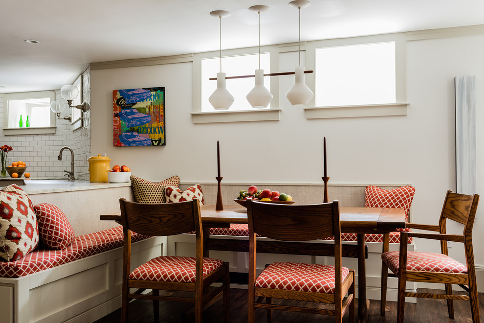 Immagine di una sala da pranzo aperta verso la cucina classica con pareti beige, parquet scuro e pavimento marrone