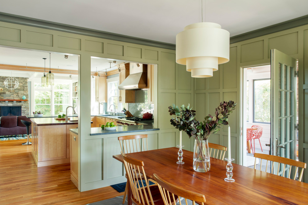 Réalisation d'une salle à manger ouverte sur la cuisine tradition de taille moyenne avec un mur vert, parquet clair et aucune cheminée.