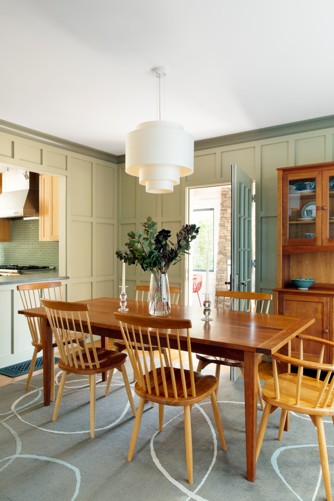 Идея дизайна: кухня-столовая среднего размера в стиле неоклассика (современная классика) с зелеными стенами и светлым паркетным полом без камина