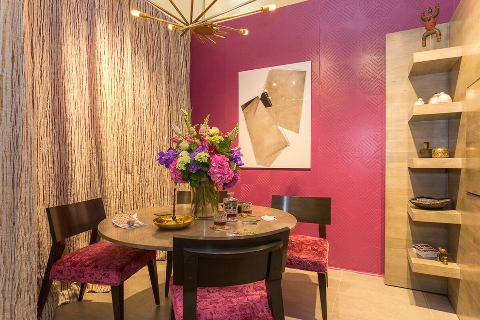 Свежая идея для дизайна: столовая в современном стиле с розовыми стенами, полом из керамогранита и бежевым полом - отличное фото интерьера