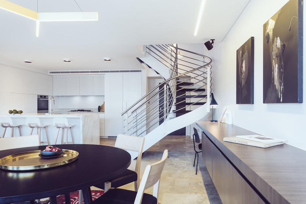 Ispirazione per una piccola sala da pranzo aperta verso la cucina minimal con pareti bianche e pavimento in pietra calcarea