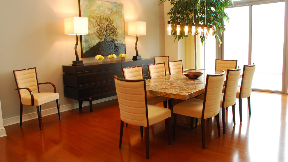 Cette image montre une grande salle à manger ouverte sur le salon design avec un mur beige et un sol en bois brun.
