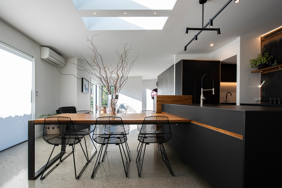 Diseño de comedor de cocina minimalista grande con paredes multicolor, suelo de cemento y suelo gris
