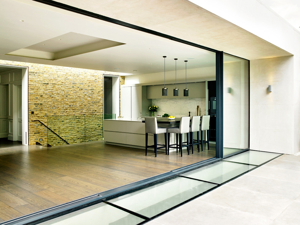 Ispirazione per una sala da pranzo aperta verso il soggiorno minimal di medie dimensioni con parquet chiaro e pavimento marrone