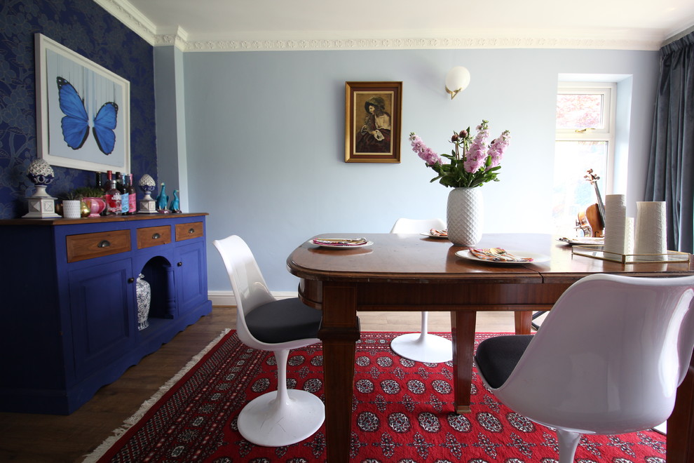 サリーにあるお手頃価格の中くらいなエクレクティックスタイルのおしゃれなダイニング (青い壁、ラミネートの床、茶色い床) の写真