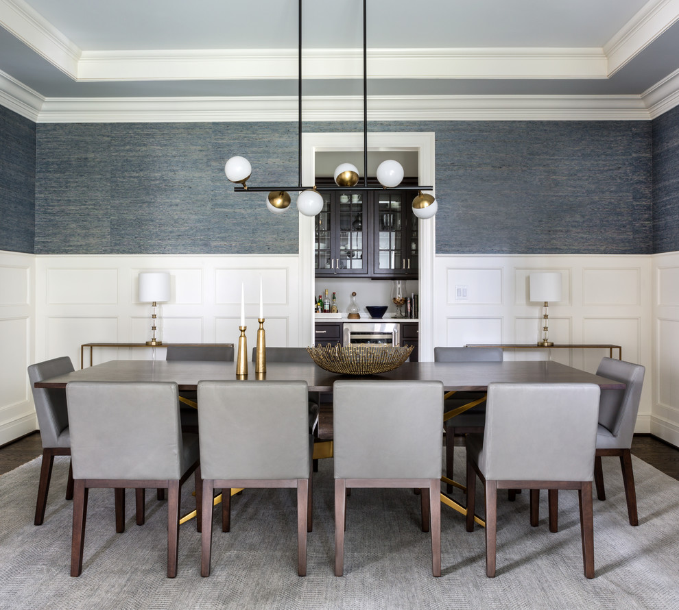 Ispirazione per una sala da pranzo tradizionale con pareti blu, parquet scuro e pavimento marrone
