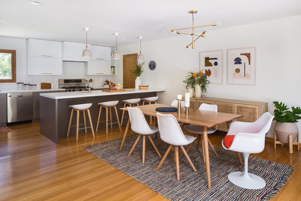 Réalisation d'une salle à manger ouverte sur la cuisine nordique de taille moyenne avec un mur blanc, parquet en bambou et aucune cheminée.