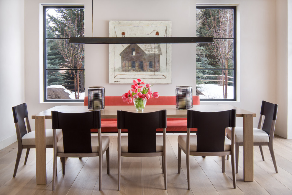 Esempio di una sala da pranzo minimal con pareti beige e parquet chiaro