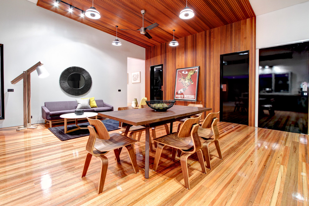 Foto di una sala da pranzo aperta verso il soggiorno contemporanea