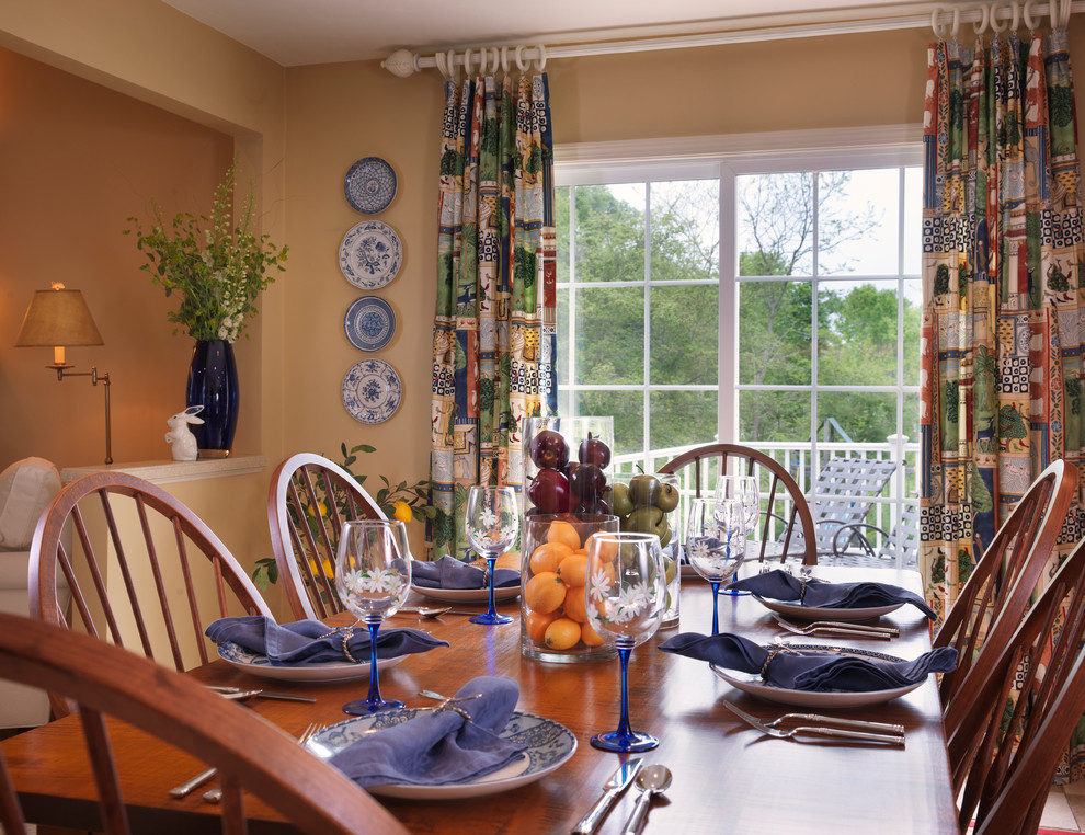Immagine di una sala da pranzo aperta verso il soggiorno classica di medie dimensioni con pareti beige, pavimento in legno massello medio, nessun camino e pavimento marrone