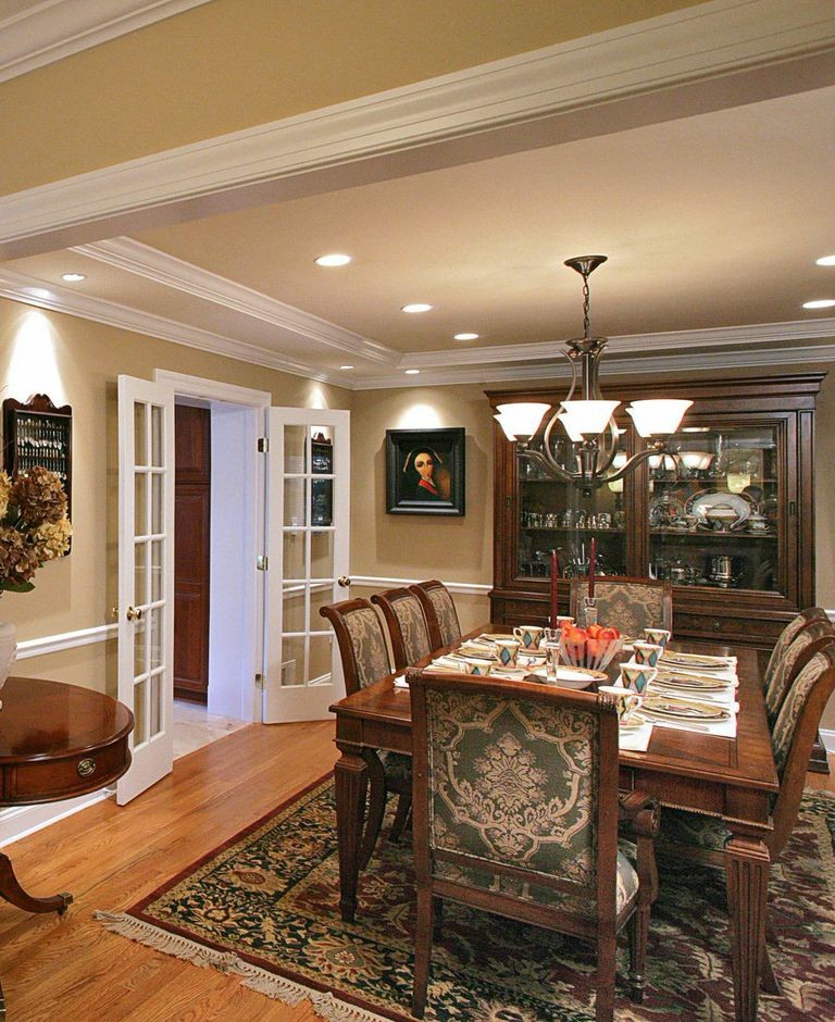 Inspiration pour une grande salle à manger ouverte sur le salon craftsman avec un sol en marbre.