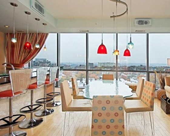 Idee per una sala da pranzo aperta verso la cucina minimal di medie dimensioni con pareti beige e parquet chiaro