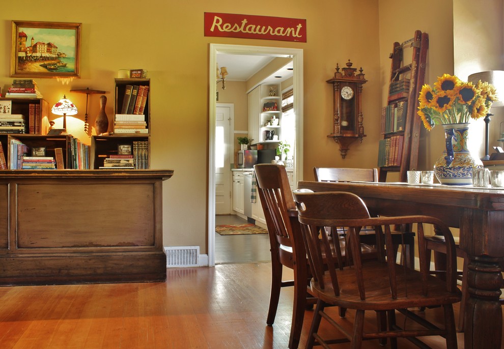 Ispirazione per una sala da pranzo country chiusa e di medie dimensioni con pareti beige e pavimento in legno massello medio