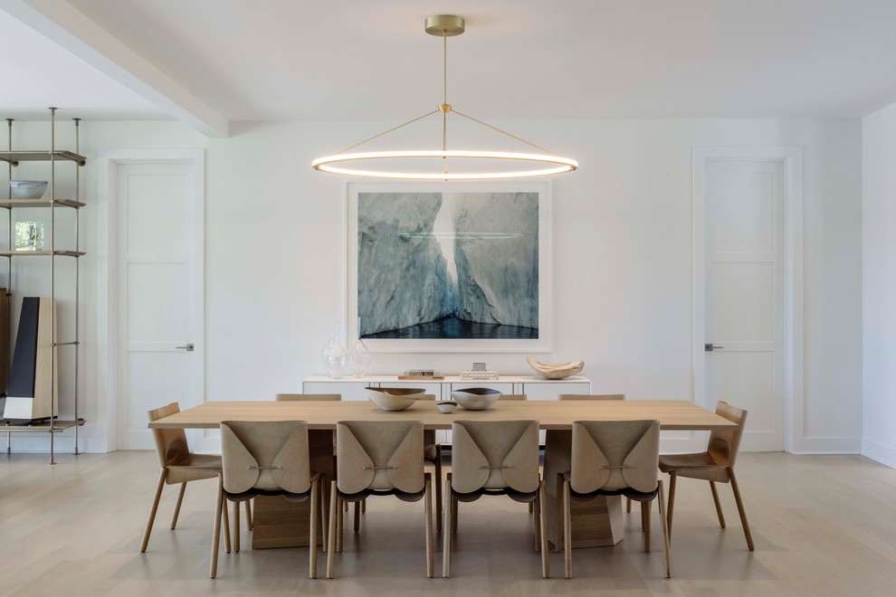 Idee per una sala da pranzo minimal con pareti bianche, parquet chiaro e pavimento beige