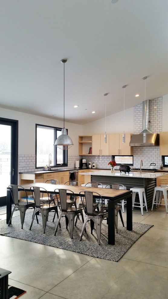Idee per una piccola sala da pranzo aperta verso la cucina contemporanea con pareti bianche e pavimento in cemento