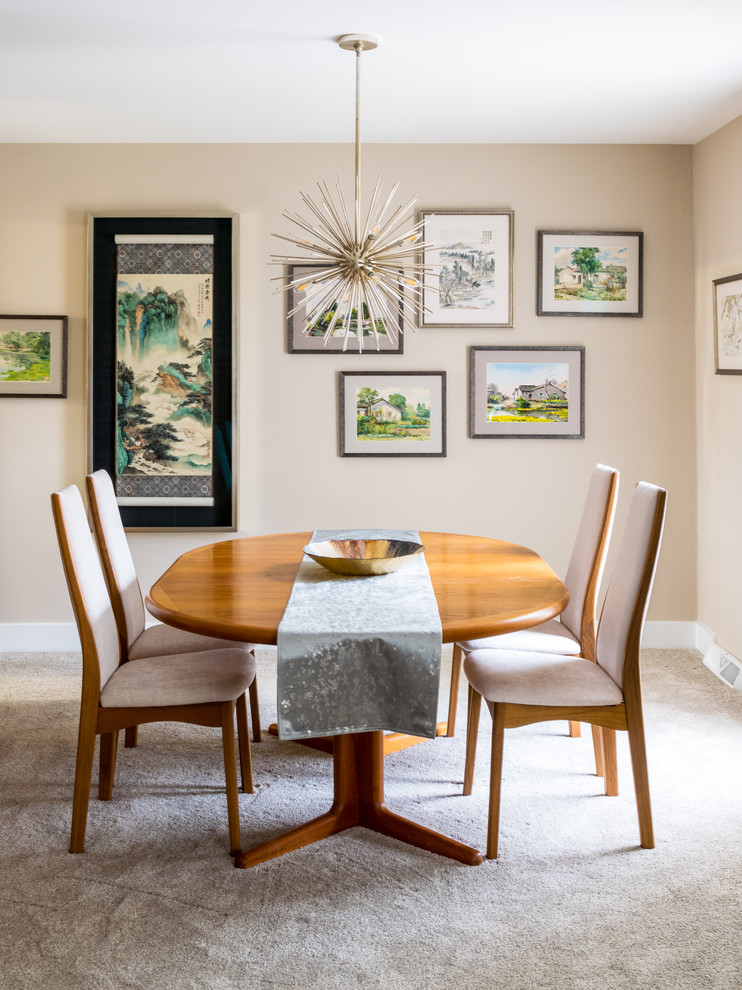 Источник вдохновения для домашнего уюта: столовая в классическом стиле с бежевыми стенами, ковровым покрытием и серым полом
