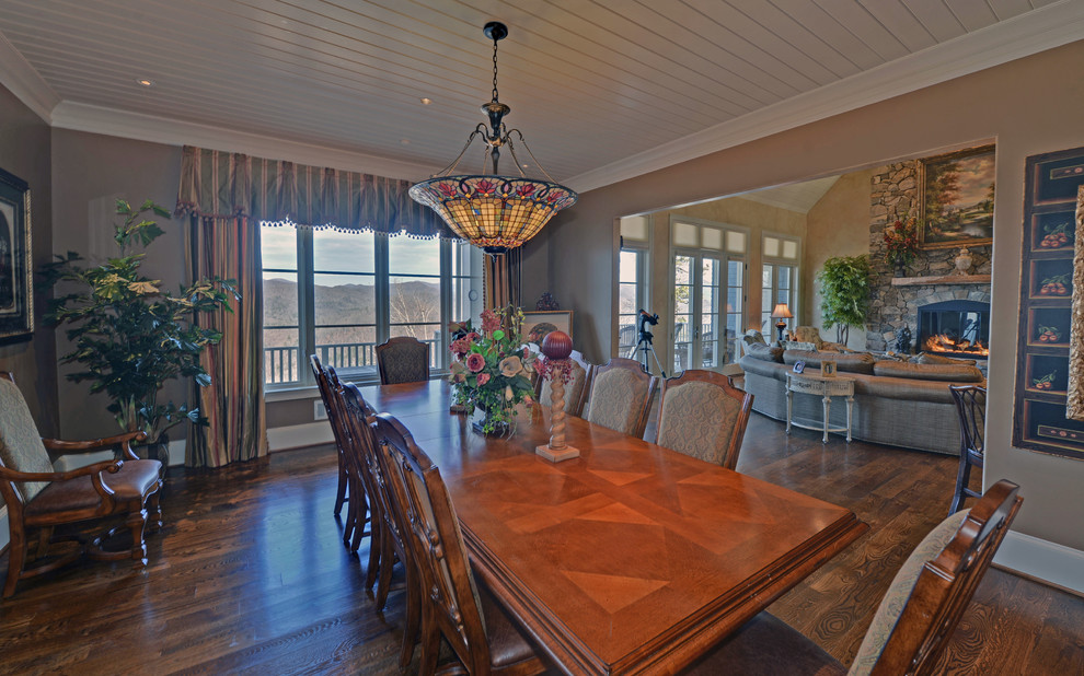 This is an example of a classic dining room in Atlanta.