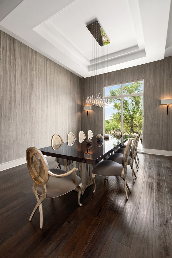 Geschlossenes Modernes Esszimmer mit beiger Wandfarbe, dunklem Holzboden und braunem Boden in Austin