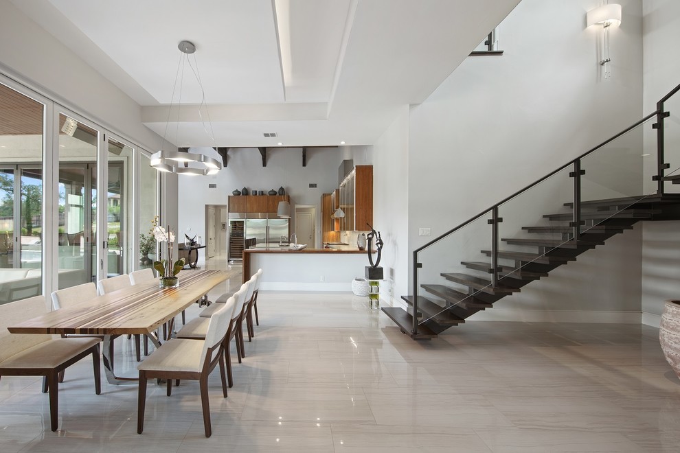 Esempio di una sala da pranzo aperta verso la cucina minimal con pareti grigie e pavimento beige