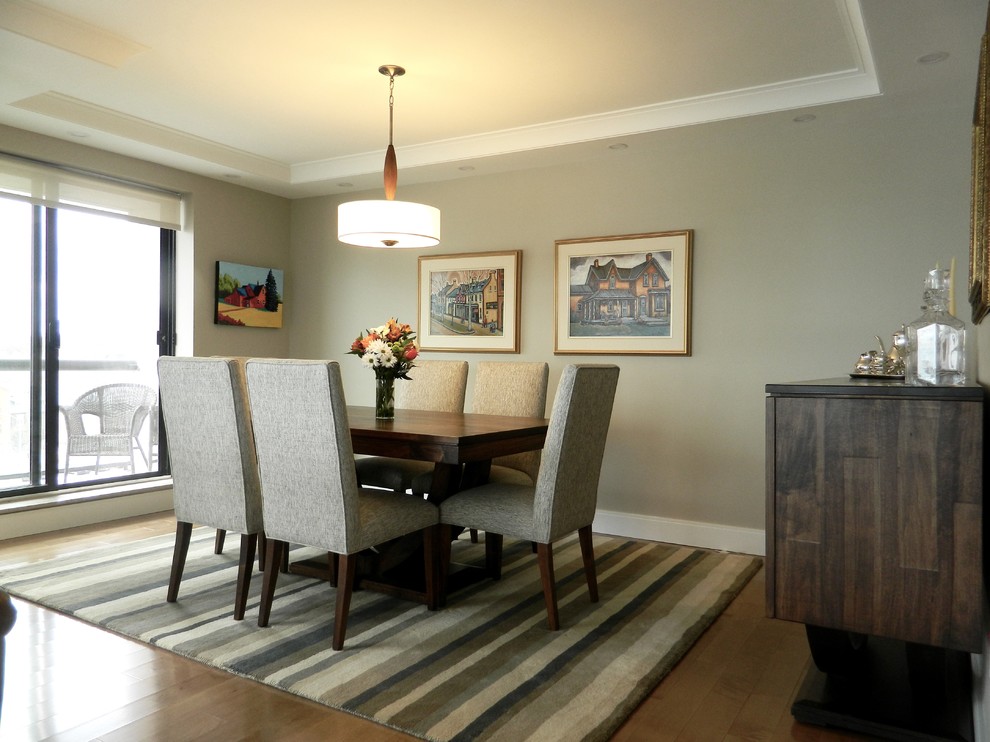 Foto de comedor contemporáneo de tamaño medio abierto con paredes grises y suelo de madera en tonos medios