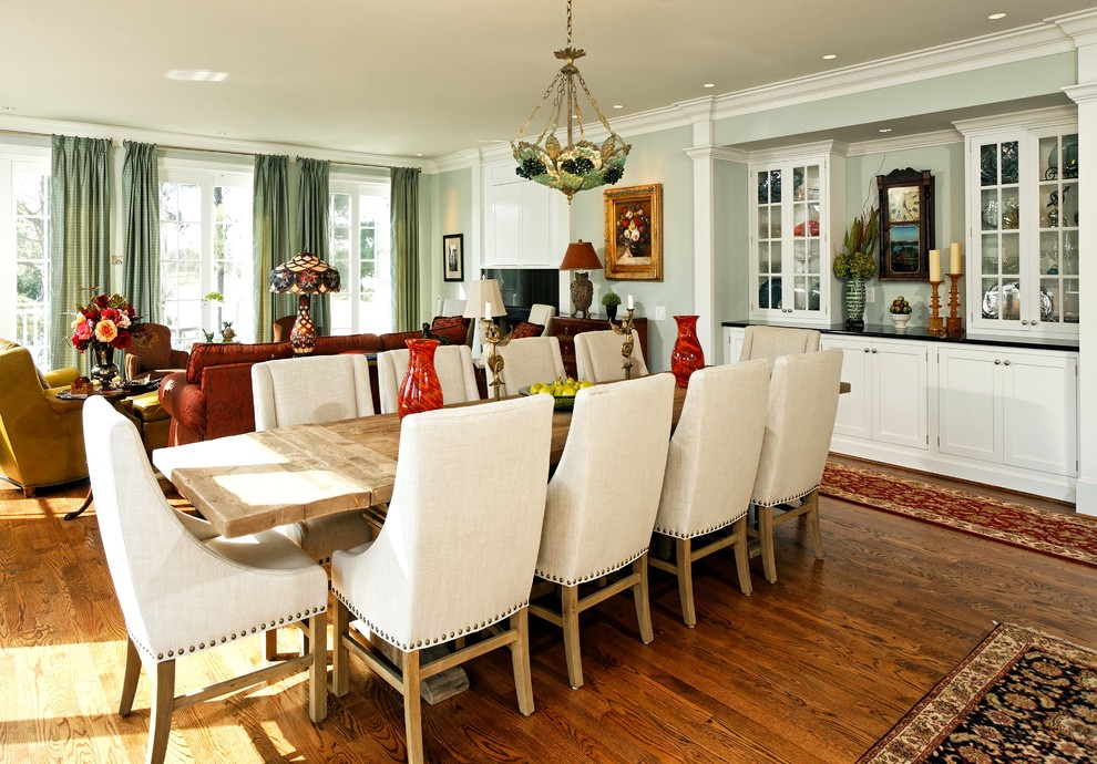 Ispirazione per una grande sala da pranzo aperta verso il soggiorno costiera con pareti blu e pavimento in legno massello medio