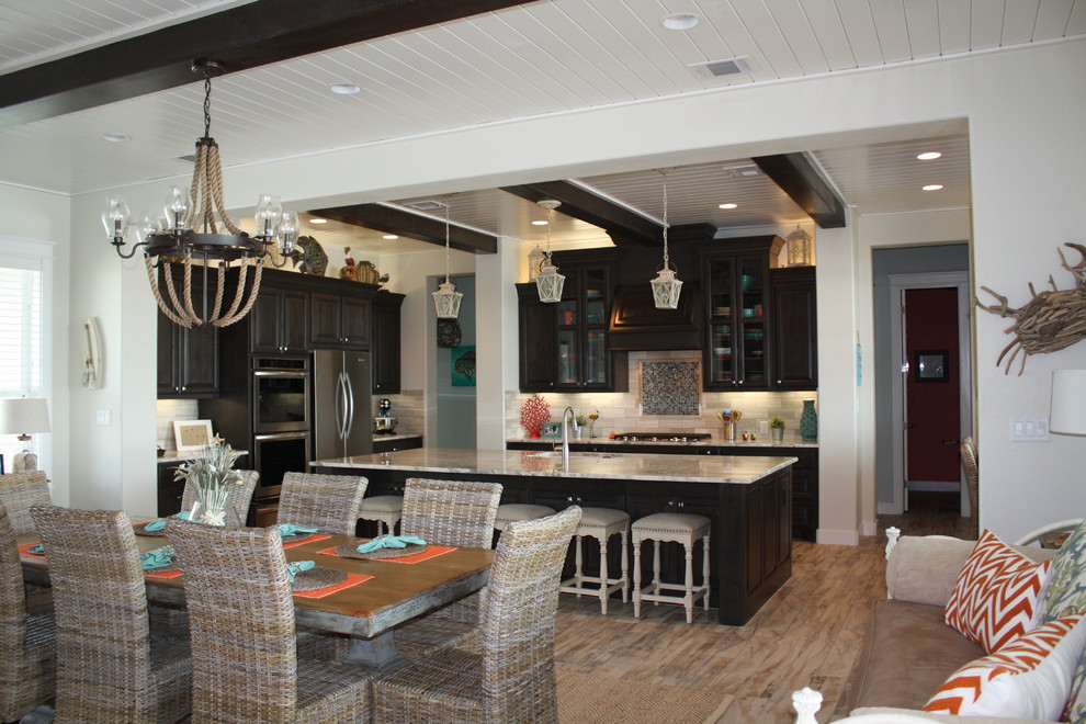 Ispirazione per una sala da pranzo aperta verso la cucina costiera di medie dimensioni con pareti bianche e pavimento in gres porcellanato
