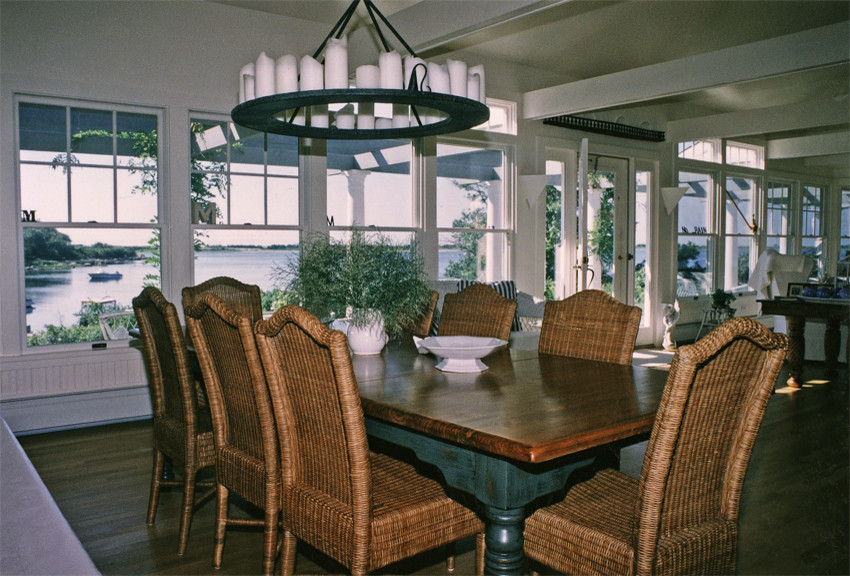 На фото: столовая среднего размера в морском стиле с белыми стенами и светлым паркетным полом без камина
