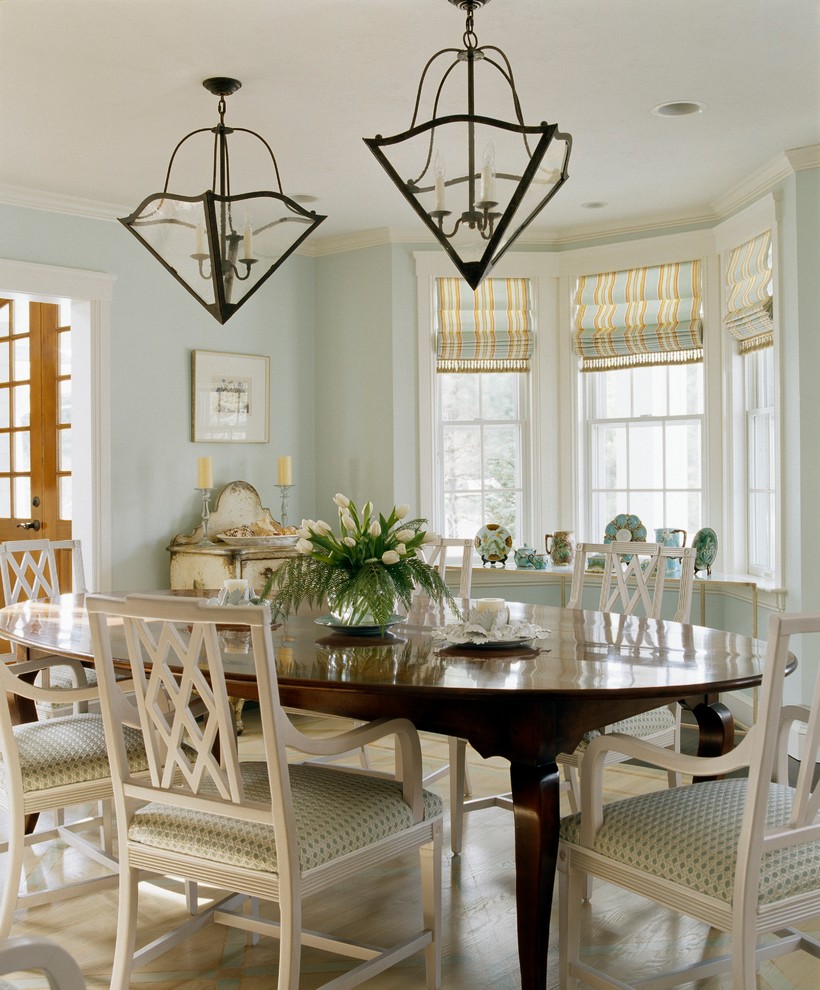Пример оригинального дизайна: столовая в классическом стиле с синими стенами и паркетным полом среднего тона