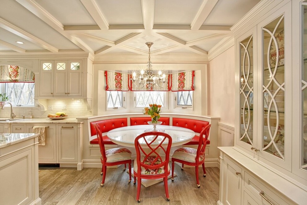 Immagine di una sala da pranzo aperta verso la cucina chic con pareti bianche, parquet chiaro e pavimento beige