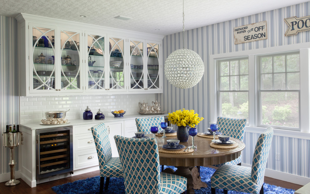 На фото: кухня-столовая среднего размера в современном стиле с синими стенами и темным паркетным полом без камина