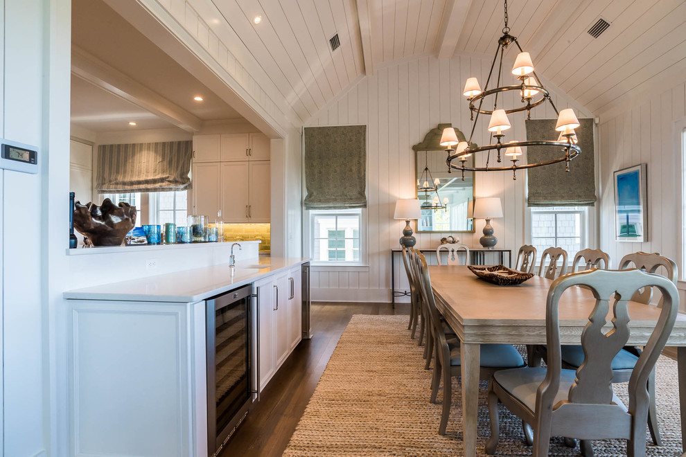 Geräumige Shabby-Look Wohnküche mit weißer Wandfarbe, hellem Holzboden und braunem Boden in Sonstige