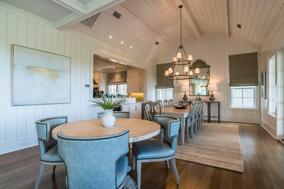Immagine di un'ampia sala da pranzo aperta verso la cucina shabby-chic style con pareti bianche, parquet chiaro e pavimento marrone