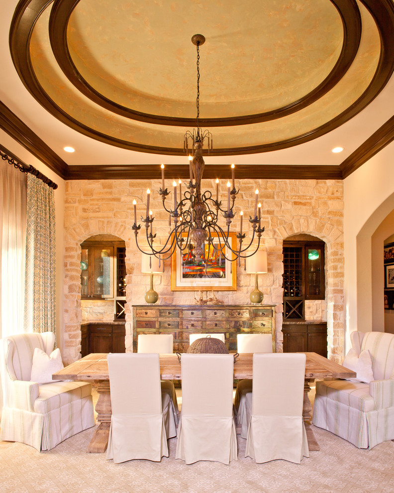 Foto di una sala da pranzo mediterranea con pareti beige