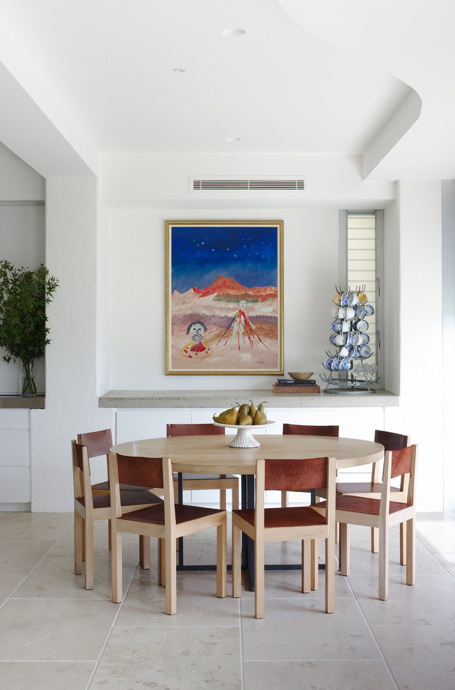 Свежая идея для дизайна: гостиная-столовая среднего размера в морском стиле с белыми стенами - отличное фото интерьера