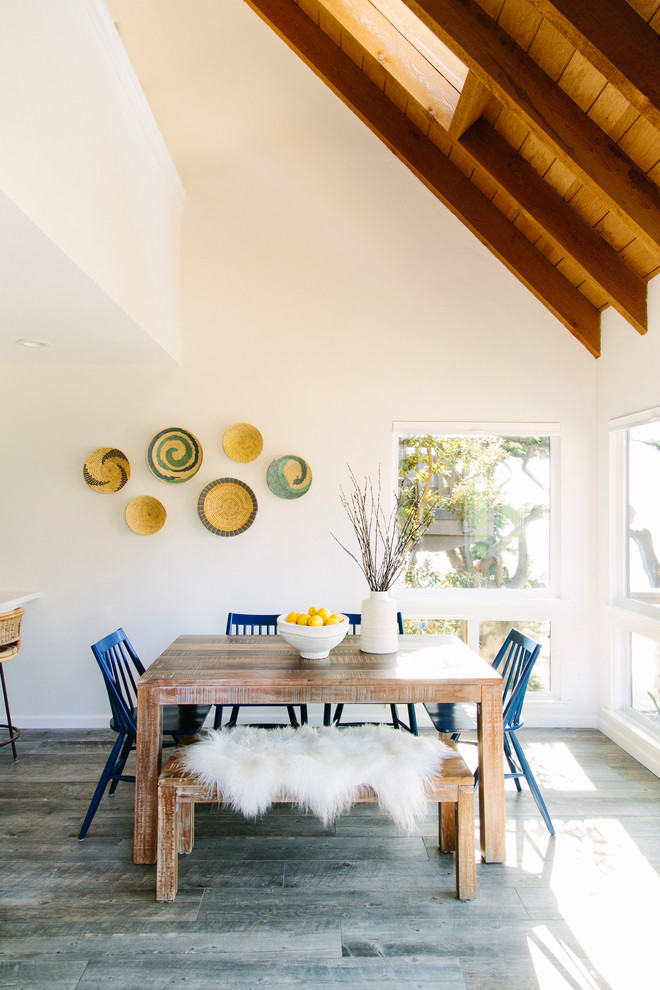 Ispirazione per una sala da pranzo aperta verso la cucina stile marinaro con pareti bianche, pavimento in legno massello medio e pavimento grigio