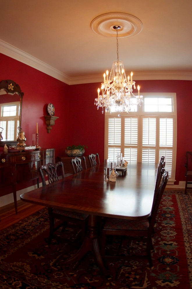 Example of a classic dining room design in Charleston