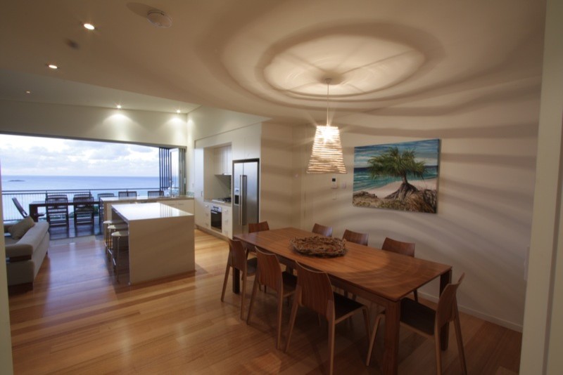 На фото: гостиная-столовая среднего размера в морском стиле с светлым паркетным полом и белыми стенами