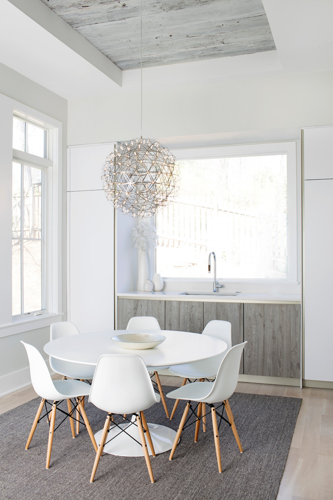 Источник вдохновения для домашнего уюта: столовая в современном стиле с светлым паркетным полом, белыми стенами и бежевым полом без камина