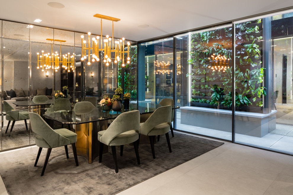 Geschlossenes Modernes Esszimmer mit metallicfarbenen Wänden, Travertin und beigem Boden in London