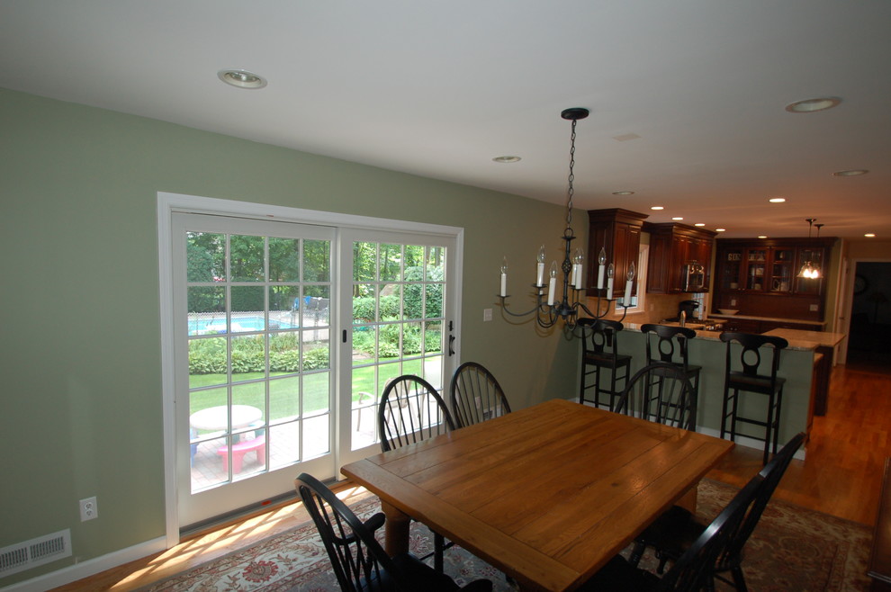 Идея дизайна: кухня-столовая среднего размера в классическом стиле с паркетным полом среднего тона, зеленым полом и зелеными стенами