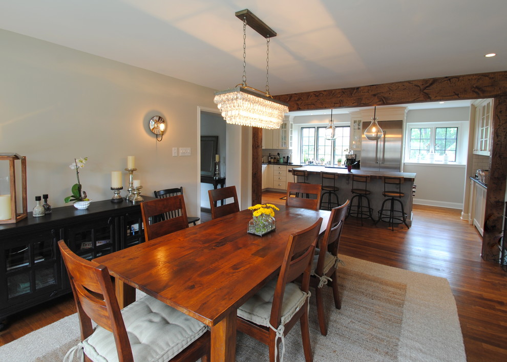 Foto de comedor clásico de tamaño medio abierto sin chimenea con paredes marrones y suelo de madera en tonos medios