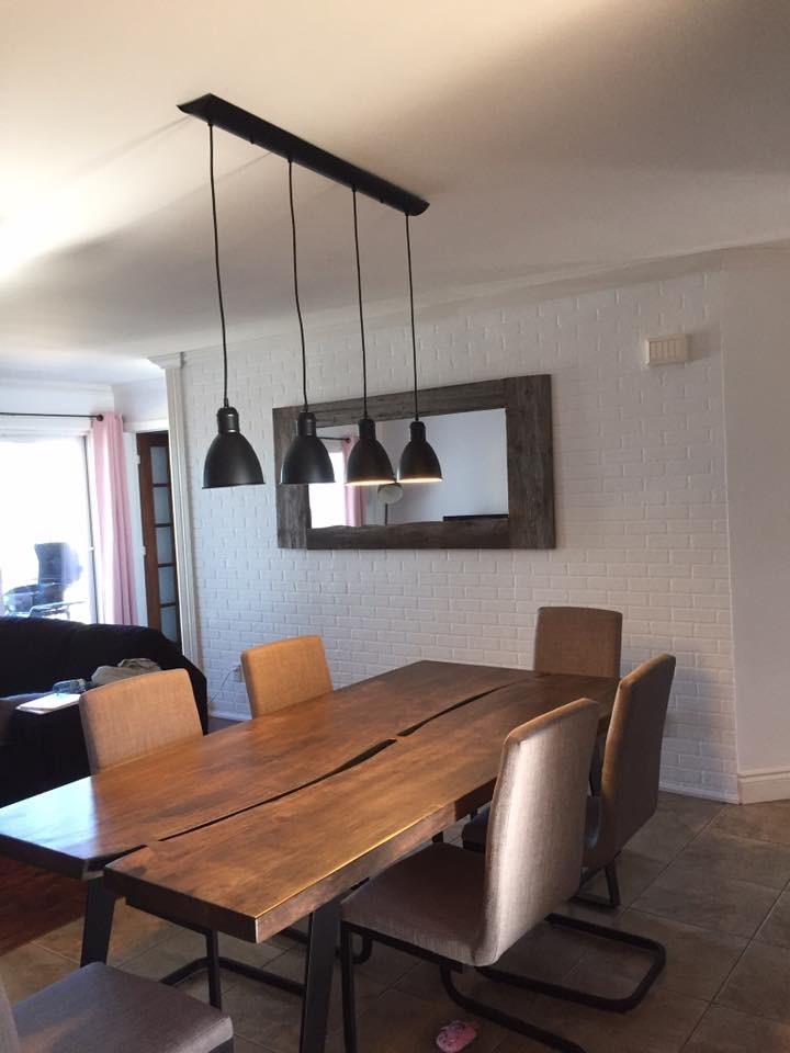 Immagine di una sala da pranzo aperta verso il soggiorno minimalista di medie dimensioni con pareti bianche, pavimento con piastrelle in ceramica, nessun camino e pavimento beige